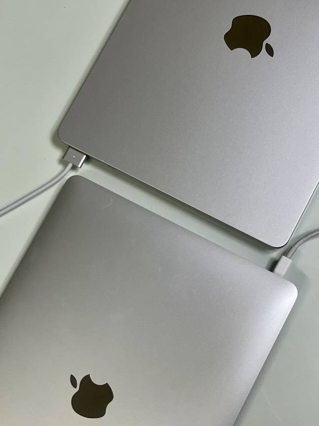 M2 탑재한 맥북 에어 신제품(위)과 지난 2020년 출시한 맥북 에어 구형 /사진=백유진 기자 byj@