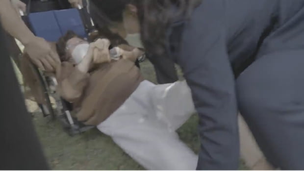 일본군 위안부 피해자인 이용수 할머니가 4일 국회 사랑재 인근에서 경호원들에 의해 휠체어에서 끌어내려지는 모습. 일본군 위안부 문제 ICJ 회부 추진위원회 제공