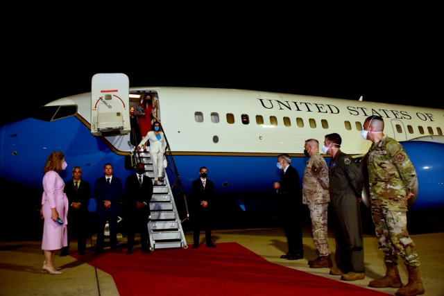 낸시 펠로시 미국 하원의장과 미 하원 대표단이 3일 밤 9시26분쯤 경기도 오산 공군기지에 착륙한 전용기에서 내리고 있다. 주한미국대사관 제공