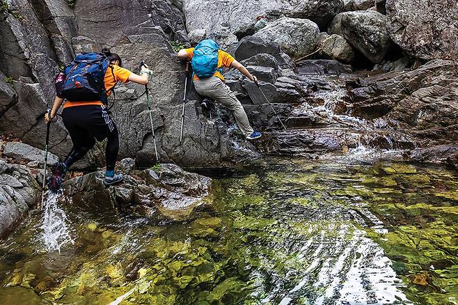 계곡을 오르다보면 젖지 않고 가기 힘든 구간이 있다.