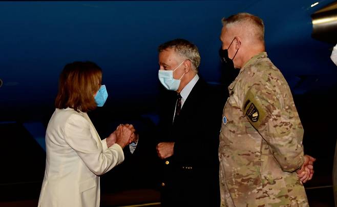 미국 권력서열 3위인 낸시 펠로시 하원의장이 8월3일 오후 경기 오산 미 공군기지에 도착해 필립 골드버그 주한미국 대사, 폴 라카메라 주한미군사령관의 영접을 받고 있다. ⓒ 주한미국대사관 트위터 캡처