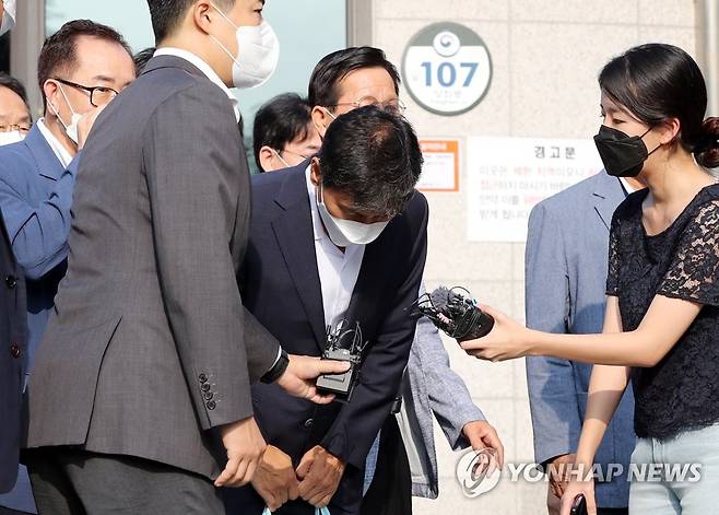 취재진에 고개 숙여 인사하는 안희정 (여주=연합뉴스) 권준우 기자 = 수행비서 김지은씨를 성폭행한 혐의로 3년6개월의 실형을 선고받았던 안희정 전 충남지사가 4일 오전 만기 출소해 경기 여주교도소를 나서며 취재진과의 질의응답을 사양한 뒤 고개 숙여 인사하고 있다. 2022.8.4 stop@yna.co.kr