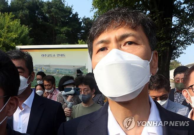 교도소 벗어나는 안희정 (여주=연합뉴스) 권준우 기자 = 수행비서 김지은씨를 성폭행한 혐의로 3년6개월의 실형을 선고받았던 안희정 전 충남지사가 4일 오전 만기 출소해 지지자들과 함께 경기 여주교도소를 떠나고 있다. 2022.8.4 stop@yna.co.kr