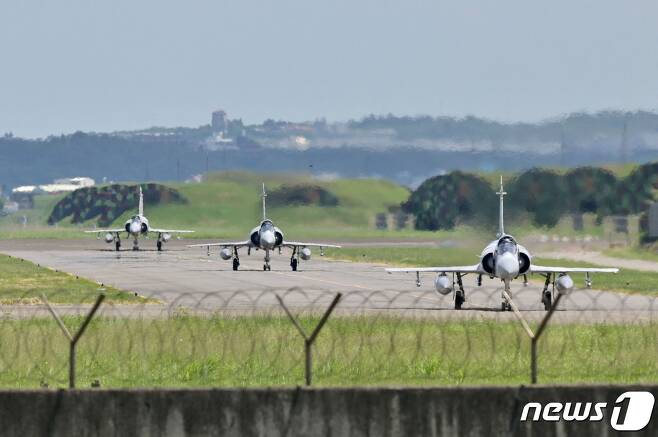 5일(현지시간) 대만 신주에 있는 신주 공군기지의 격납고 앞 활주로에서 프랑스제 미라주2000 전투기 3대가 천천히 달리고 있다. ⓒ AFP=뉴스1 ⓒ News1 박기현 기자
