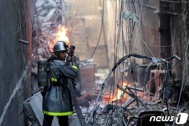 5일(현지시간) 이스라엘군이 가자지구를 공습해 화재가 발생, 팔레스타인 소방관이 화마를 진압하고 있다. ⓒ AFP=뉴스1 ⓒ News1 김예슬 기자