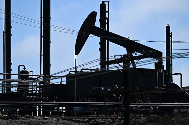 지난달 13일 미국 캘리포니아에 있는 한 유정에서 석유 생산 시설이 작동하고 있다. 지난 4일 미국 서부텍사스산원유(WTI)는 올 2월 이후 반 년 만에 배럴당 90달러 아래로 떨어졌다./AFP연합뉴스