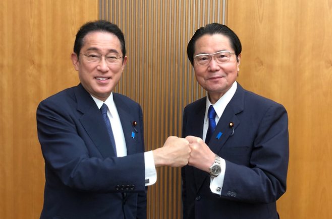 기시다 후미오 일본 총리(오른쪽)와 에토 세이시로 일본 전 중의원(하원) 부의장. | 에토 세이시로 트위터 갈무리