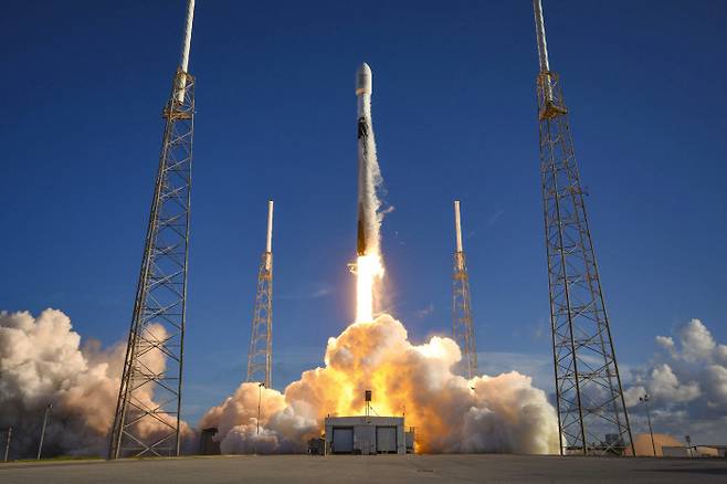 한국의 달 탐사 궤도선 ‘다누리’호가 4일(현지시간) 미국 플로리다주 케이프커내버럴의 우주군 기지 40번 발사대에서 스페이스X 팰컨9 발사체에 실려 발사되고 있다. 스페이스X 제공