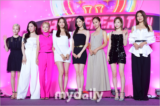 While all the members appeared in black or white, only Hyoyeon in the middle appeared in pink costume. Hyoyeon introduced the song and read the given script below and read it to MC Minho.In the end, Hyoyeon, who confessed that the serious position was awkward, confessed that he did not know the concept properly because his costume was pink.Sooyoung, sitting next to him, laughed, saying, I definitely said black and white.The scene became a laughing sea when members raised the suspicion that Hyoyeon did not check the Dont other message properly.