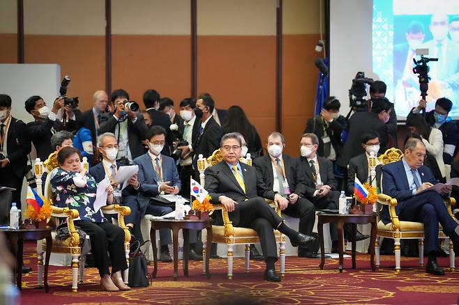 박진 외교부 장관이 5일 캄보디아 프놈펜 소카호텔에서 열린 아세안지역안보포럼(ARF) 외교장관회의에 참석하고 있다. [연합]