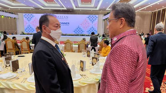 박진 외교부 장관과 안광일 북한 주인도네시아 대사 겸 주아세안 대표부 대사가 지난 4일 캄보디아에서 열린 아세안 외교장관회의 만찬에서 대화 중이다. 〈사진=외교부 제공〉