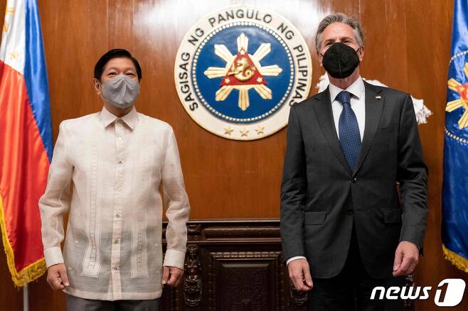 토니 블링컨 미국 국무장관(오른쪽)이 6일 페르디난드 마르코스 필리핀 대통령과 말라카냥궁에서 만나 카메라 앞에서 포즈를 취하고 있다. ⓒ AFP=뉴스1 ⓒ News1 강민경 기자