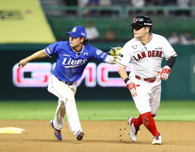 SSG 추신수(오른쪽)이 6일 인천 SSG랜더스필드에서 열린 삼성과 홈경기에서 6회말 2루 도루를 시도하다 협살에 걸려 아웃되고 있다. 사진제공 | SSG 랜더스