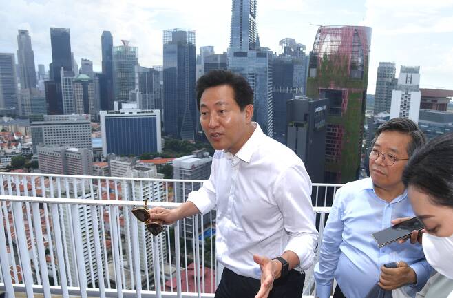 오세훈 서울시장이 최근  세계에서 가장 높은 공공주택으로 알려진 싱가포르 '피나클 앳 덕스톤' 50층 전망대에서 서울형 고품질 공공주택 공급 계획을 밝히고 있다. /서울시 제공