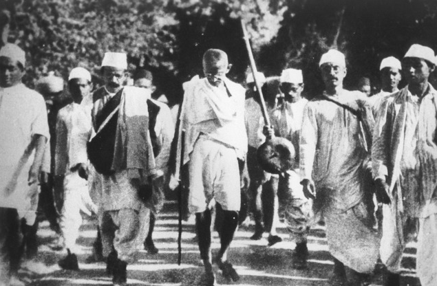 마하트마 간디(가운데)가 1930년 3월 시민들과 함께 소금행진을 시작했다. 위키피디아 캡처