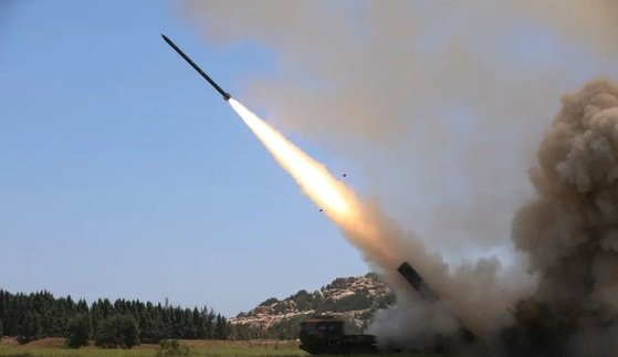 지난 4일(현지시간) 중국 인민해방군 동부전구 사령부 지상군이 대만 해협으로 미사일을 발사하고 있다. 로이터=뉴스1