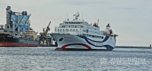 ▲ 러시아 블라디보스톡항에서 지난 2일 러시아인 3명과 한국인 13명 등 내외국인 여객 16명과 화물 등을 싣고 출항한 국제카페리 이스턴드림호가 23시간의 항해끝에 지난 3일 오후 2시쯤 동해항에 입항하고 있다.