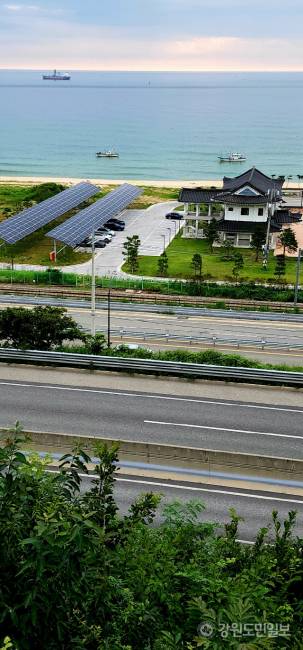 ▲ 4일 오전 6시 40분쯤 동해시 동해대로 6437(망상동)에 위치한 동해고속도로 삼척방향 동해휴게소 전망대에서 동해고속도로·7번국도·영동선기찻길·동해바다뱃길·하늘길이 계단식 논처럼 아래로 이어지고 있는 가운데, 망상 앞바다엔 고깃배 두 척과 중간 크기의 화물선 한 척이 저마다 목적지를 향해 이동하고 있다.