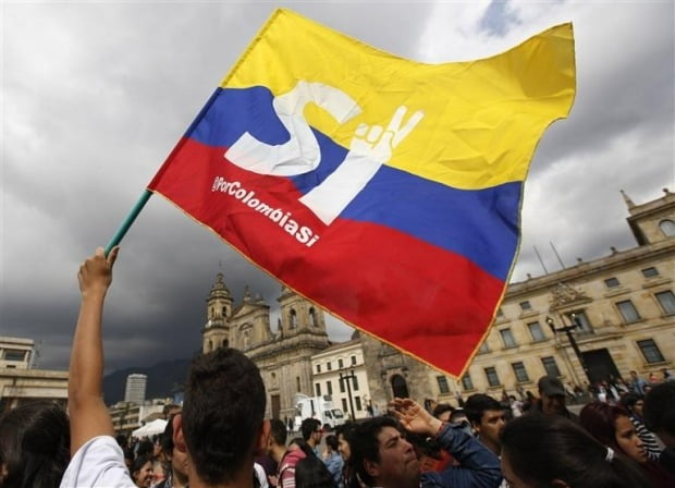 2016년 10월 콜롬비아 보고타의 의회 앞에서 시민들이 정부와 최대 반군 콜롬비아무장혁명군(FARC)의 평화협정을 지지하는 시위를 진행하고 있다. FARC는 1964년부터 시작된 콜롬비아 정부와의 내전을 50여년만에 끝낸 뒤 2017년 완전 무장을 해제하고 합법적인 정당으로 탈바꿈했다. 콜롬비아에서는 FARC 외에도 다른 반군 단체들이 현재까지 계속 활동을 이어오고 있다.  AP연합뉴스