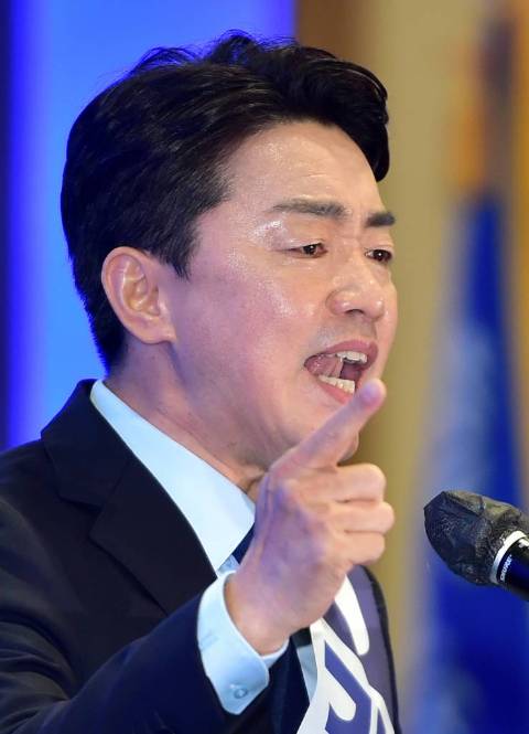 강훈식 더불어민주당 당대표 후보가 6일 오후 대구 북구 엑스코에서 열린 더불어민주당 당대표 및 최고위원 후보자 대구·경북지역 합동연설회에서 정견발표를 하고 있다. / 사진제공=뉴시스