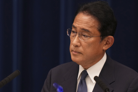 기시다 : 기시다 후미오 일본 총리가 지난달 14일 도쿄 총리관저에서 아베 신조 전 총리 피살과 관련해 연설하고 있다.AP·뉴시스
