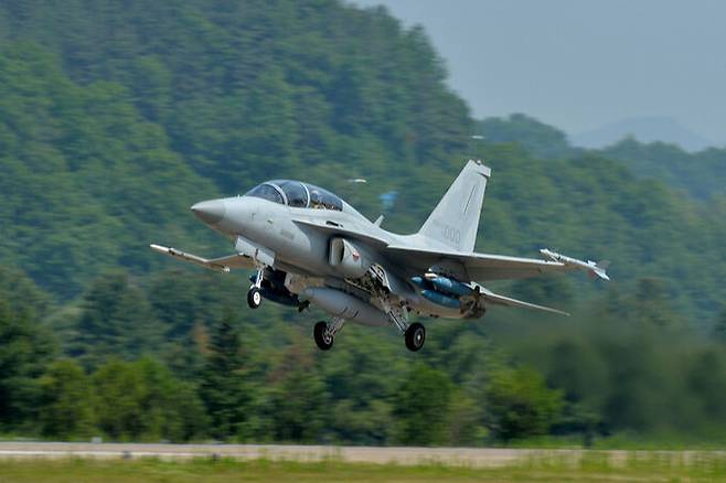 한국 공군 FA-50이 훈련을 마치고 활주로에 착륙하고 있다. KAI 제공
