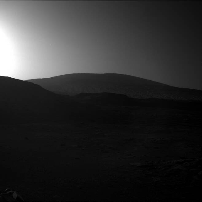 큐리오시티가 포착한 해가 뜨는 화성의 모습. 사진=NASA/JPL-Caltech