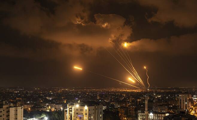 지난 5일 이스라엘을 향해 발사되고 있는 팔레스타인측의 로켓 모습. 사진=AP 연합뉴스
