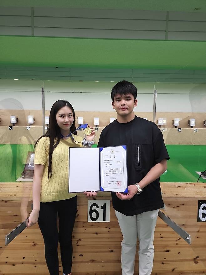 Shooting player and actor Park Min-Ha won the shooting competition.Park Min-Ha received a Gold medal at the 46th Presidential National High School Shooting Competition held at the shooting hall of Jeollabuk-do, Imsil-gun, Jeonbuk Province on May 5.Park Min-Ha participated in the event, which is 10m of womens middle school air rifle, which was the record of the tournaments tie (625.0) and his best record this year, holding the Gold medal in his arms in two years.Park Min-Ha, who is active as a shooting player, was also selected as a South Korea national football team representative.It is expected to be a ten-day camp training from July 7.Park Min-Ha said, I have been suffering from a long time because the score at the practice has not come out during the match.Thanks to winning the tournament, I seem to be out of the mental burden. I was sorry that I could not appear in the program that I was going to appear with my dad because of the overlap with this tournament, and I am very happy with the good results in the competition.Park Min-Ha has appeared with his father Park Chan-min in Channel A Oh Eun-youngs Golden Counseling Center in June and has been worried that he has lost his self-esteem after falling into a slump.Since then, it has been meaningful to have a good performance in this tournament.Park Min-Ha is the daughter of Park Chan-min, SBS announcer, who was loved by SBS Bung-Bang and debuted in 2011 with MBC drama Indomitable Daughter-in-law.Since then, he has appeared in Miss Cop, W, Cold, Homing, Nest Escape 3, and Childrens Thinking.In September, the film Hyojo 2: International starring Hyun Bin, Yoo Hae Jin, Yoona and Daniel Henney is about to be released.Park Min-Ha said earlier, I want to play as an actor as I am now, and I want to win a shooting medal and work hard. I want to do it together if I fit the schedule.Photo: Park Chan-min Provides