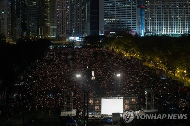 2018년 홍콩 빅토리아파크에서 열린 톈안먼 시위 추모 촛불집회  [EPA 연합뉴스 자료사진]