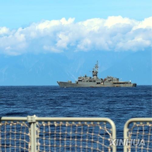 5일 중국 군함에서 대만 군함을 촬영한 사진 [신화 연합뉴스 자료사진. 재판매 및 DB 금지]