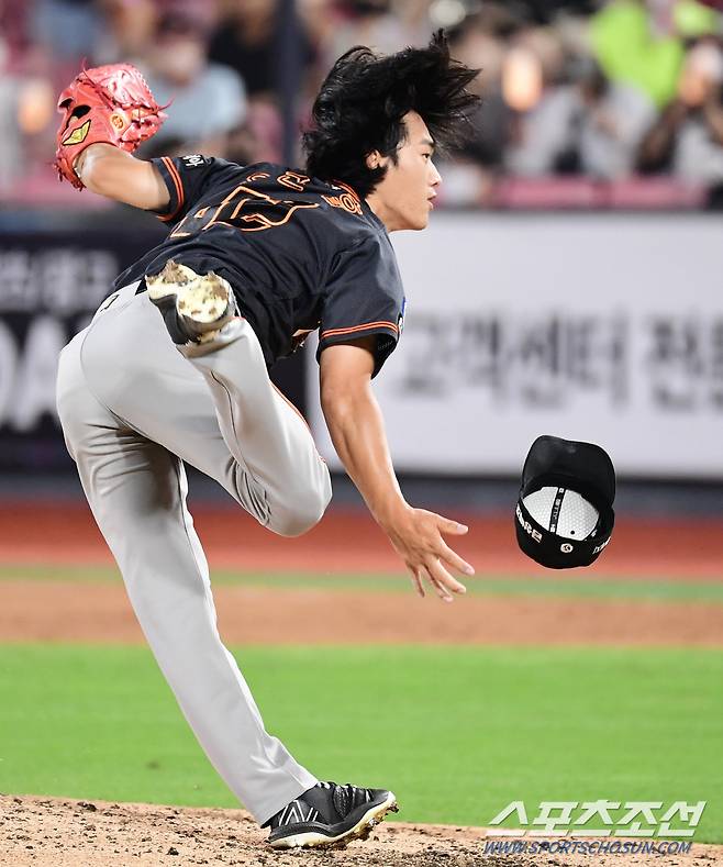 투구 도중 모자가 벗겨지는 윤산흠.