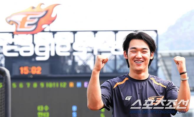 대전 한화생명이글스파크에서 포즈를 취하고 있는 윤산흠.