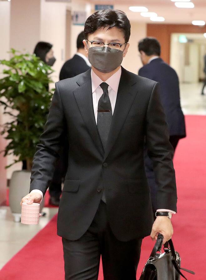 한동훈 법무부 장관이 2일 오전 서울 종로구 정부서울청사에서 열린 국무회의에 입장하고 있다./뉴스1