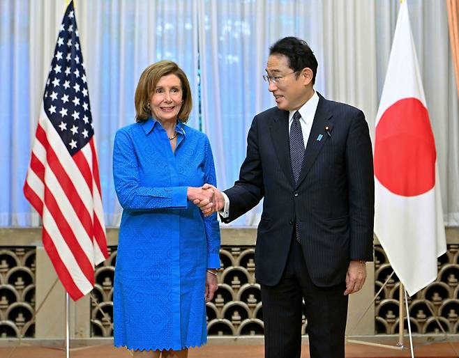 낸시 펠로시 미국 하원의장(왼쪽)이 5일 일본 도쿄 총리공관에서 기시다 후미오 총리와 악수하고 있다. /AP 연합뉴스