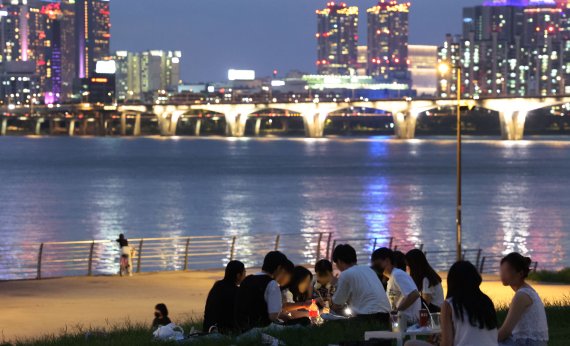 입추(立秋)인 7일 전국에 폭염이 계속된 가운데 서울 여의도한강공원에서 시민들이 강변에 앉아 더위를 식히고 있다.