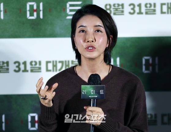 배우 진서연이 5일 서울 용산구 CGV용산아이파크몰에서 진행된 영화 '리미트' 언론시사회에 참석해 취재진과 질의응답을 진행하고 있다. '리미트'는 아동 연쇄 유괴사건 피해자 엄마의 대역을 맡은 생활안전과 소속 경찰 '소은'(이정현)이 사건을 해결하던 도중 의문의 전화를 받으면서 최악의 위기에 빠지게 되는 범죄 스릴러다. 오는 31일 개봉한다. 서병수 기자 qudtn@edaily.co.kr / 2022.08.05.