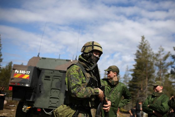 지난 5월 핀란드 로바야르비에서 열린 '전광석화22' 훈련에서 핀란드 육군 병사가 AMOS 박격포를 엄호하고 있다. 로이터=연합뉴스
