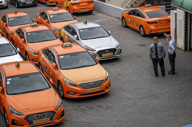 [서울=뉴시스] 정병혁 기자 = 30일 서울시내 택시회사  차고지에 택시가 가득 차 있다. 거리두기가 해제되면서 심야 귀갓길 택시대란이 이어지고 있지만, 기사 수 급감으로 대안이 나오지 않고 있다. 전국택시운송사업조합연합회에 따르면 지난 2월 기준 전국 택시기사 수는 23만9434명으로, 1년 전에 비해 8% 넘게 감소했다. 이중 법인택시 운전자 수도 2019년 12월에 비해 30% 이상 감소한 것으로 나타났다. 2022.05.30.