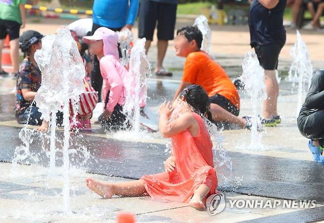 '입추' 무색한 더위 (경산=연합뉴스) 박세진 기자 = 7일 경북 경산시 낮 기온이 36도를 웃돌며 입추가 무색한 무더위가 이어진 가운데 경산시 남산면 삼성현역사문화공원 바닥 분수에서 어린이들이 더위를 식히고 있다. 2022.8.7 psjpsj@yna.co.kr