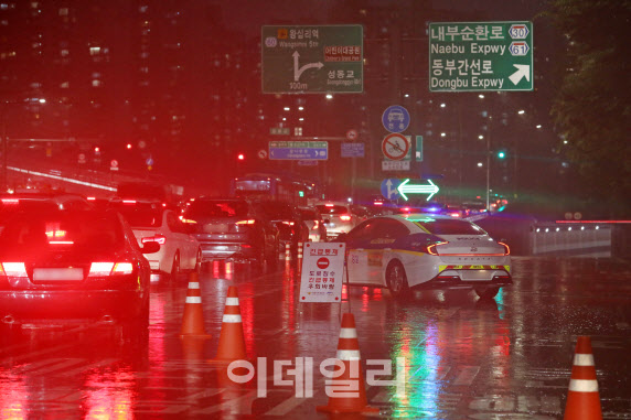 서울 및 경기 북부지방 집중호우로 동부간선도로가 전면 통제된 8일 오후 서울 성동구 성수대교 북단 인근 도로가 퇴근길 정체를 빚고 있다. (사진=뉴시스)