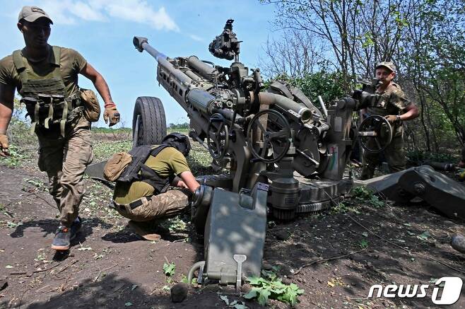 1일(현지시간) 우크라이나 하르키우 전선에서 병사가 러시아 군을 향해 미제 M777 곡사포의 발사 준비를 하고 있다. ⓒ AFP=뉴스1 ⓒ News1 우동명 기자