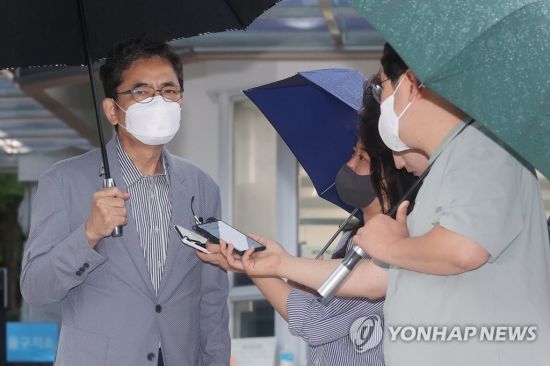8일 오후 보석으로 석방된 곽상도 전 국회의원이 경기도 의왕시 서울구치소에서 취재진의 질문에 답하고 있다.