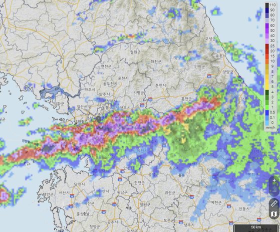 8일 오후 10시 20분 현재 기상청 레이더 이미지. 서울 남부와 경기 남부 지역을 중심으로 남북으로 좁고 동서로 긴 형태의 강한 비구름대가 발달했다. 기상청