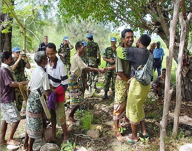 2002년 동티모르가 인도네시아에서 분리 독립한 뒤, 두 나라 국경을 마주한 동·서티모르 마을끼리 서로 돌을 던지며 싸울 만큼 갈등이 깊었다. 한국군 상록수부대가 중재에 나섰고, 화해한 두 마을 주민들이 서로 안아주며 활짝 웃고 있는 모습. 상록수부대는 국경 분쟁을 원만히 해결한 성과로 당시 UN 평화유지군 사령관으로부터 감사 서신을 받았다. 상록수부대 7진 제공