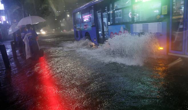 폭우가 내린 8일 밤 서울 강북의 한 도로가 물에 잠겨 있다. 연합뉴스.