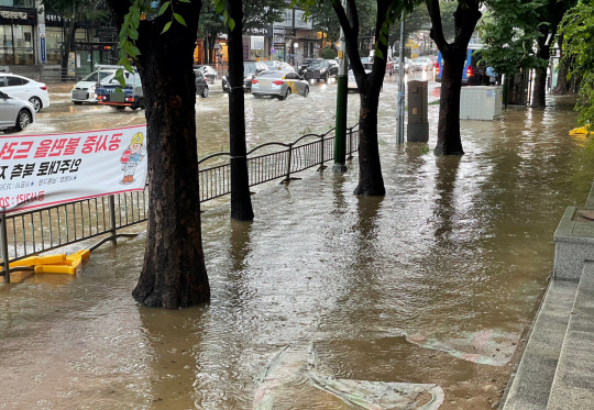 인천 내륙지역에 호우경보가 발효된 8일 오후 인천시 남동구 구월동 한 시내 도로와 보행로가 빗물에 잠겨 있다. 연합뉴스