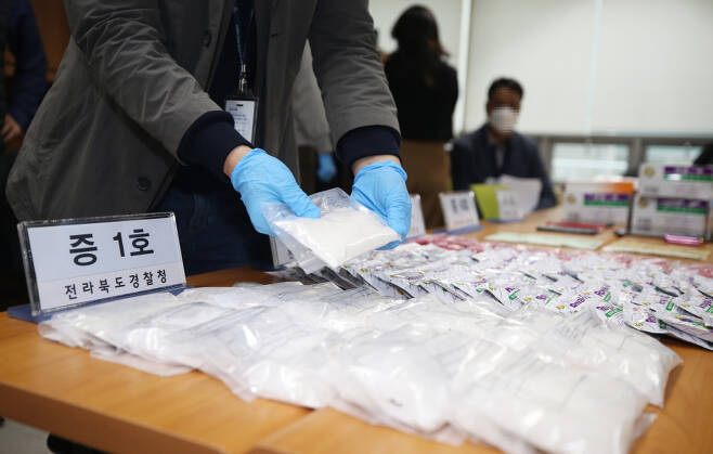 전북경찰청 마약수사대가 지난해 3월 마약을 밀반입한 뒤 국내에 유통한 태국인 7명을 구속했다. 사진은 경찰이 압수한 필로폰 4.88㎏과 야바 7천600정. ⓒ연합뉴스