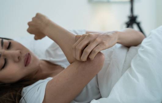 한포진의 가려움증은 유독 밤에 심해지는 경향이 있다ㅣ출처: 게티 이미지뱅크