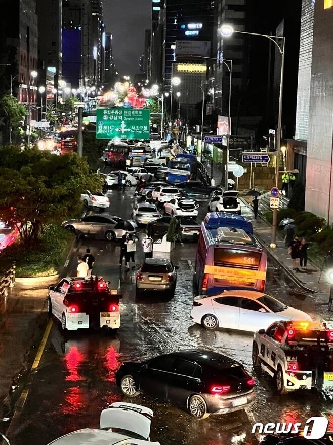 8일 밤 강남대로에서 폭우로 인해 침수된 차량들이 도로에 멈춰서 있다. (SLR 캡쳐) 2022.8.8/뉴스1 ⓒ News1 이성철 기자